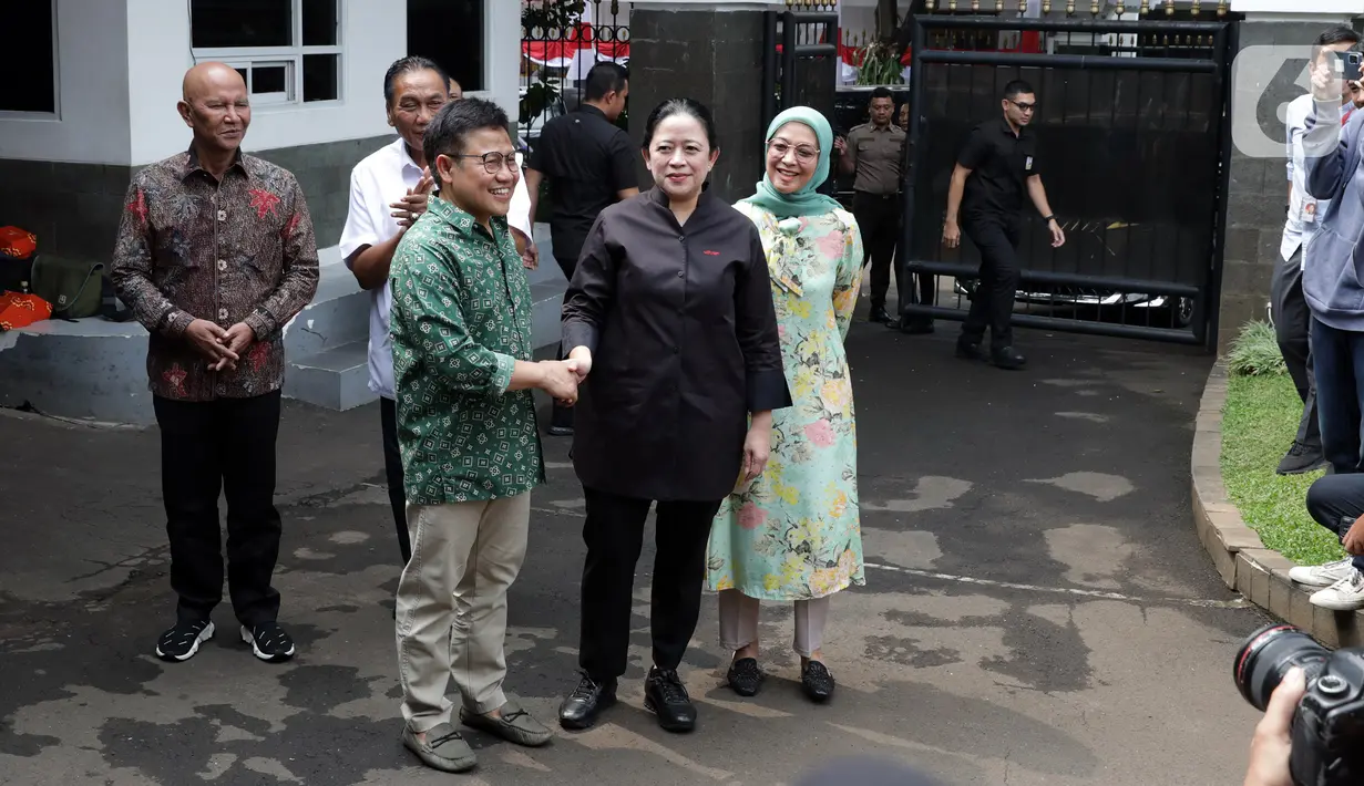 Keduanya tampak berjabat tangan dan saling melempar senyum. (Liputan6.com/Johan Tallo)