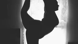 Dana Falsetti yang memiliki berat 100 kg itu membuktikan, siapapun bisa melakoni gerakan yoga termasuk pose yang sulit sekalipun. (instagram.com/nolatrees)