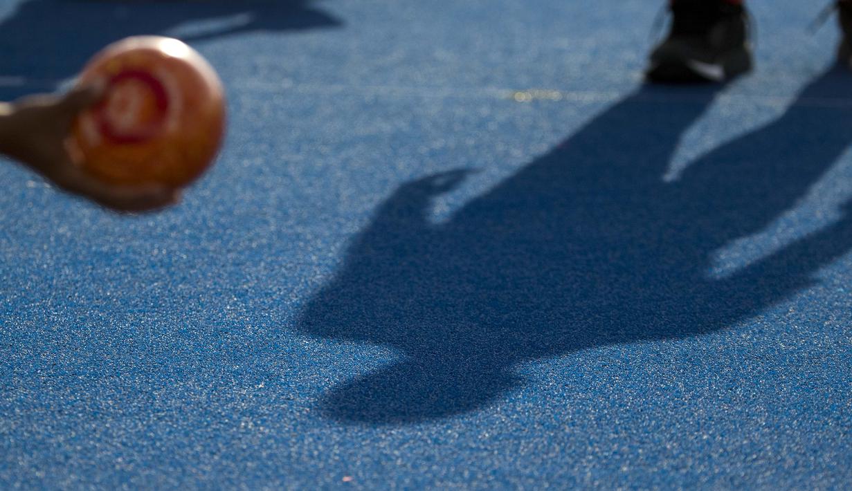 Kacung atlet Lawnball Indonesia bertanding di nomor B2 Open Single's pada Asian Para Games 2018 di Stadion Hockey, Gelora Bung Karno Jakarta, Senin (8/10/2018).  (Bola.com/Peksi Cahyo)