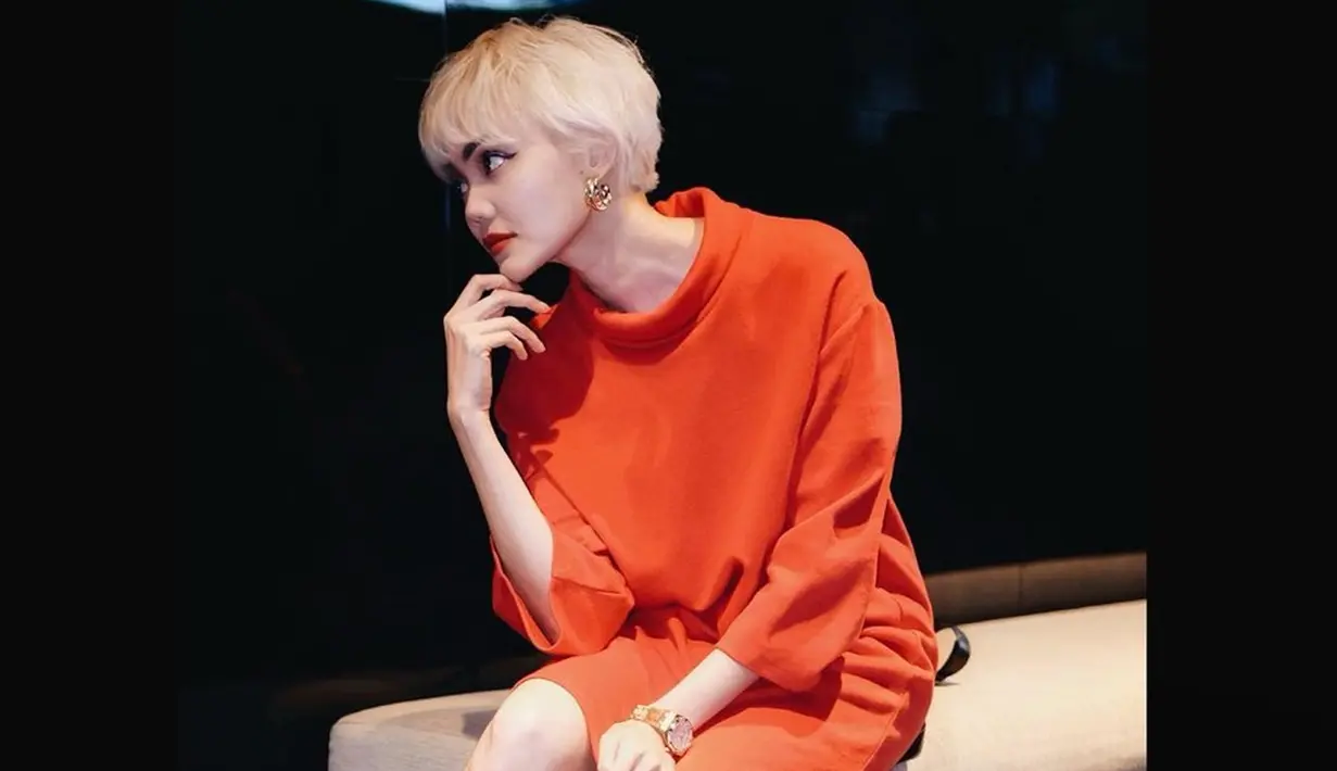 Masih dengan rambut super pendeknya, istri Josscy Aartsen ini tampak menata rambutnya dengan warna kuning terang. Selain itu, poni depan juga melengkapi penampilan rambut blondenya itu. Baju merahnya juga menambah kesan berani yang dipadu dengan aksesori serba keemasan, anting dan jam tangan. (Liputan6.com/IG/@rinanose16)