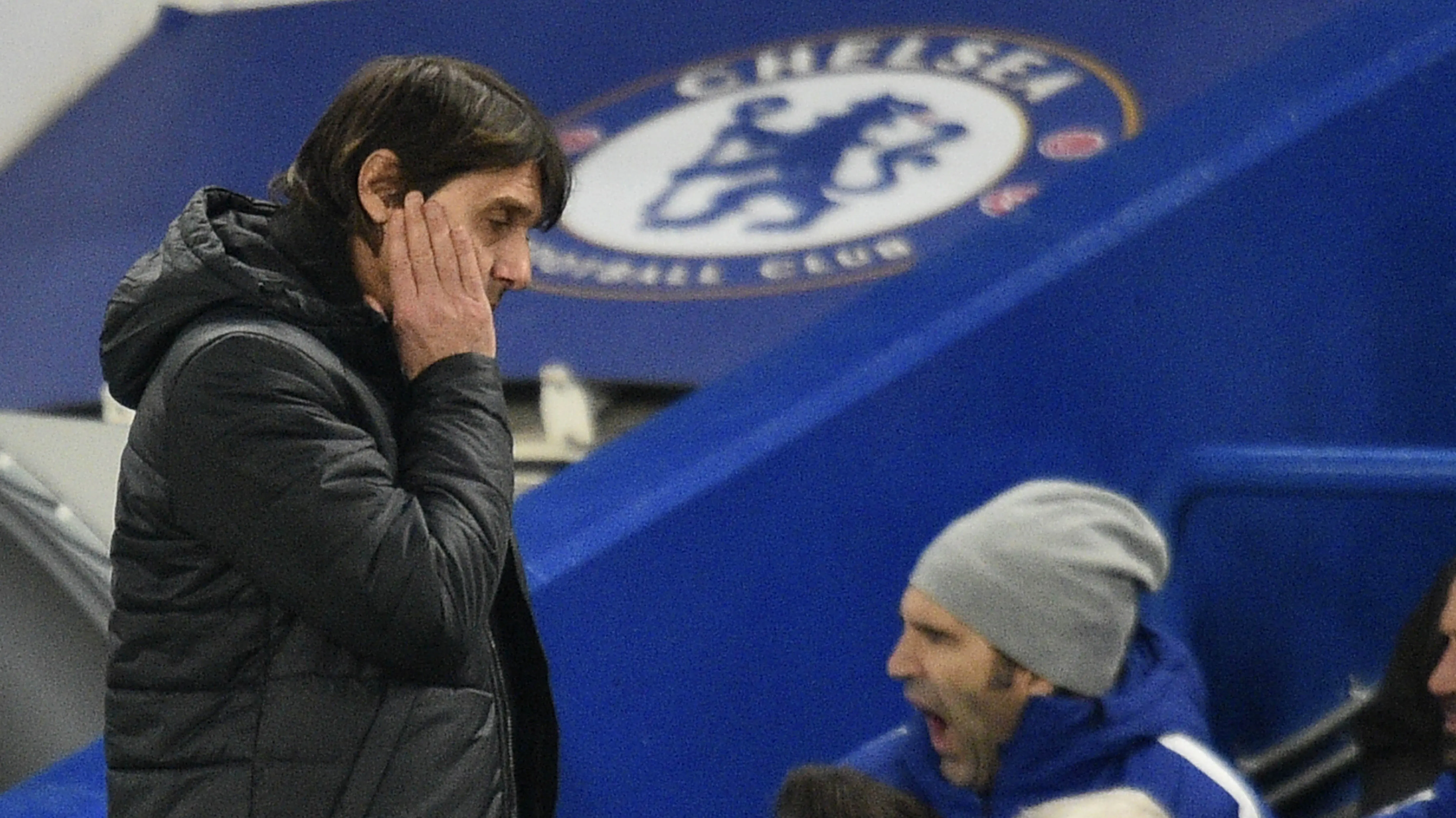 Pelatih Chelsea, Antonio Conte, tampak lesu usai gagal mengalahkan Leicester City pada laga Premier League di Stadion  Stamford Bridge Sabtu (13/1/2018). Kedua tim bermain imbang 0-0. (AFP/Glyn Kirk)