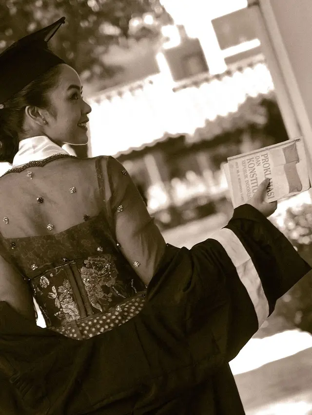 Pesona Ayu Rania Yamin Kenakan Kebaya Wisuda Bergaya Kontemporer