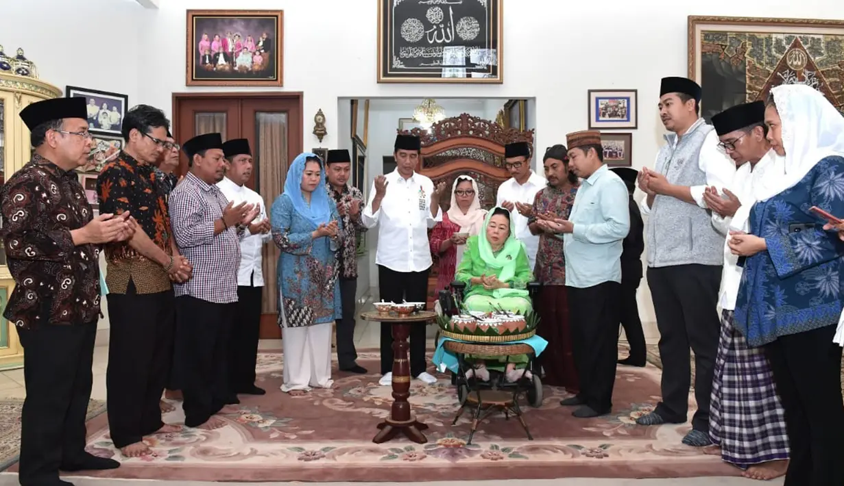 Presiden Joko Widodo (Jokowi) saat bertemu Istri Presiden Keempat Indonesia Abdurrahman Wahid (Gusdur), Sinta Nuriyah di Ciganjur, Jakarta, Jumat (7/9). Kunjungan juga untuk memperingati hari lahir Gus Dur ke-78 tahun. (Liputan6.com/HO/Biro Pers Setpres)