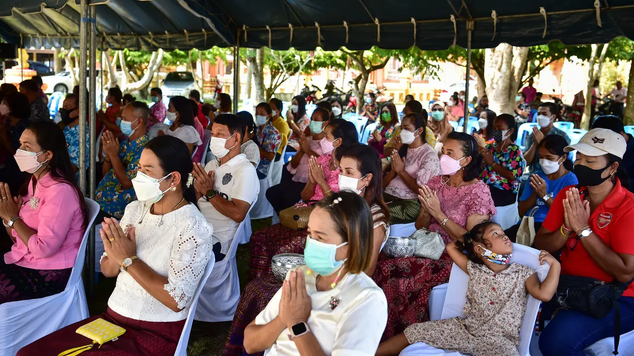 Umat Buddha di Thailand Merayakan Tahun Baru Songkran