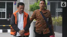Tersangka mantan Kadis Kelautan dan Perikanan Kepri, Edy Sofyan tiba untuk pemeriksaan di Gedung KPK, Jumat (18/10/2019). Edy diperiksa untuk melengkapi berkas kasus suap izin prinsip dan lokasi pemanfaatan laut Proyek Reklamasi di wilayah pesisir dan pulau-pulau kecil Kepri. (merdeka.com/Dwi Narwok