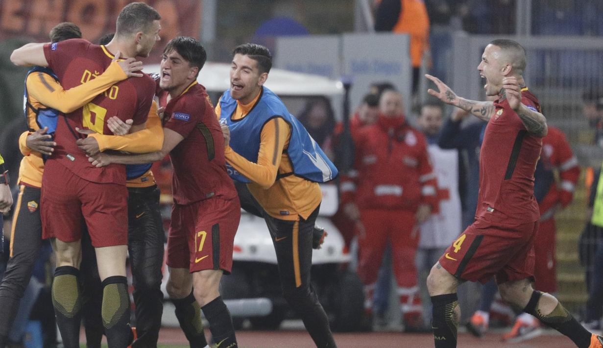 Para pemain AS Roma merayakan gol Edin Dzeko saat melawan Shakhtar pada leg kedua 16 besar Liga Champions di Rome Olympic stadium, (13/3/2018). AS Roma Menang 1-0. (AP/Gregorio Borgia)