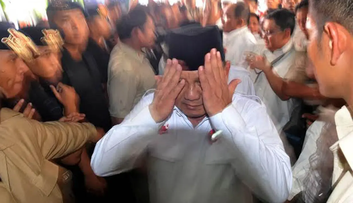Sebelum memasuki pintu KPU, Prabowo menyempatkan untuk membaca doa. Prabowo tampak mengusap kedua tangan ke wajah usai baca doa (Liputan6.com/Johan Tallo) 