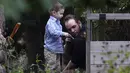 Joshua Boyle bersama anaknya Jonah bermain di kebun di rumah orang tuanya di Smiths Falls, Ontario (14/10). Boyle disandera selama lima tahun bersama istrinya dan ketiga anaknya di Afghanistan. (Lars Hagberg/The Canadian Press via AP)