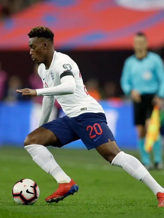 Gelandang Inggris, Callum Hudson-Odoi menggiring bola selama bertanding melawan  Republik Ceko pada grup A babak kualifikasi Euro 2020 di stadion Wembley di London (22/3). Inggris menang telak atas Ceko 5-0. (AP Photo/Tim Irlandia)