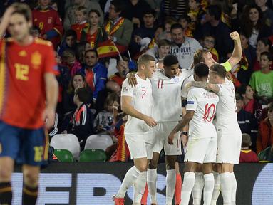 Para pemain Inggris merayakan gol yang dicetak Marcus Rashford ke gawang Spanyol pada laga UEFA Nations League di Stadion Benito Villamarin, Sevilla, Senin (15/10). Spanyol kalah 2-3 dari Inggris. (AFP/Cristina Quicler)