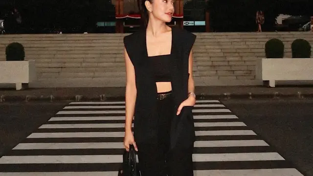 5 Potret Andi Annisa Iasyah Berbalut Baju Hitam, dari Casual hingga Sporty yang Trendy