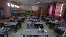 Para pelajar duduk di kelas pada hari pertama tahun ajaran baru di kamp pengungsi Al-Amari di Kota Ramallah, Tepi Barat (6/9/2020). Pelajar Palestina memulai tahun ajaran baru setelah belajar di rumah selama enam bulan akibat Covid-19. (Xinhua/Nidal Eshtayeh)