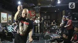 Musisi Ahmad Dhani saat berlatih musik dengan rekan-rekannya di Studio Republik Cinta, Jakarta, Selasa (30/12/2019). Latihan ini merupakan persiapan menjelang penampilannya di panggung Sound Flare Xperience 2020 di area Pasar Gambir JIEXPO pada Februari 2020 mendatang. (Fimela.com/Bambang E. Ros)