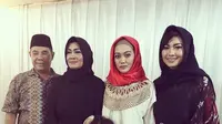 Keluarga Ziarah ke Makam Julia Perez, Penuh Haru