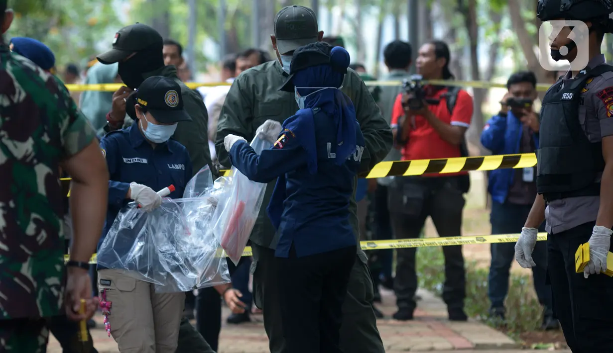 Anggota Labfor Mabes Polri mengumpulkan barang bukti di TKP ledakan di kawasan Monas, Jakarta, Selasa (3/12/2019). Dalam ledakan itu dua anggota TNI menjadi korban dan mengalami luka. (merdeka.com/Imam Buhori)