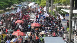Pantauan Liputan6.com di lapangan, jalur lambat depan Kantor KPK lumpuh total. Jalur itu ditutup oleh massa buruh, Jakarta, Jumat (6/2/2015). (Liputan6.com/Herman Zakharia)
