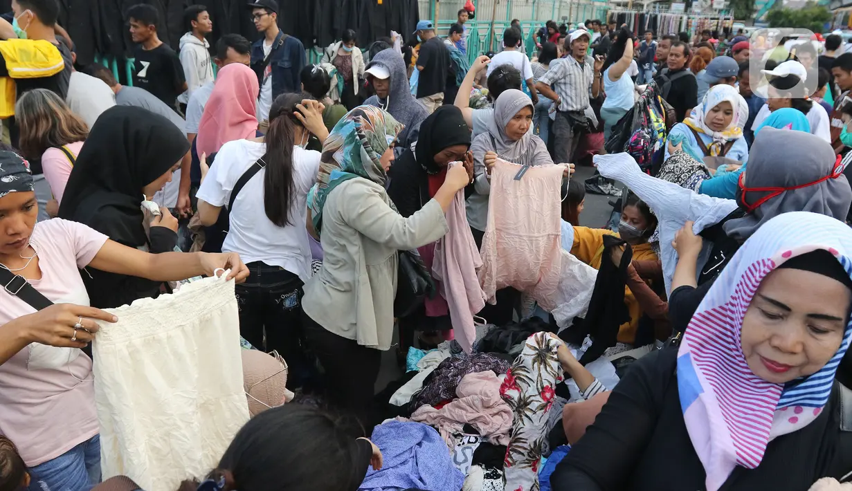 Suasana konsumen saat berbelanja di pedagang kaki lima kawasan luar Pasar Senen, Jakarta, Minggu (1/12/2019). Pedagang kaki lima di luar kawasan pasar senen menolak relokasi di pasar kenari, rencananya akan dipindahkan pada 1 Desember 2019 ini. (Liputan6.com/Herman Zakharia)