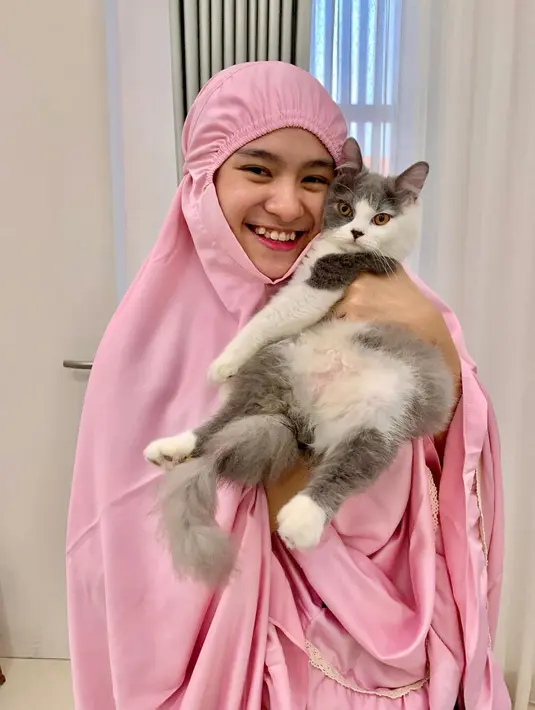 Perempuan kelahiran Serang, 26 Oktober 1994  memang sangat dekat dan akrab dengan kucingnya. Melati kerap menggendong manja kucingnya. Foto kebersamaan Melati bersama kucing peliharaannya ini mencuri perhatian publik. (Liputan6.com/IG/@melatidaeva)