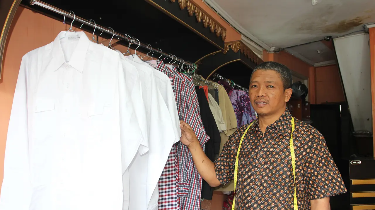 Kemeja Kotak Jokowi Redup, Kemeja Putih Blusukan Kini Jadi Tren