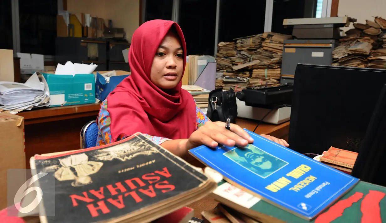 Seorang mahasiswi magang melakukan pendataan ulang buku di PDS HB Jassin, Jakarta, Kamis (8/9). PDS HB Jassin merupakan tempat pendokumentasian arsip kesusastraan nasional Indonesia yang didirikan pada 28 Juni 1976. (Liputan6.com/Helmi Fithriansyah)