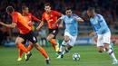 Gelandang Manchester City, Ilkay Gundogan berlari sambil membawa bola menghindari hadangan pemain Shakhtar Donetsk pada laga pertama Grup C Liga Champions di Metalist Stadium, Rabu (18/9/2019). Manchester City sukses menghantam Shakhtar Donetsk dengan skor 3-0. (AP Photo/Efrem Lukatsky)