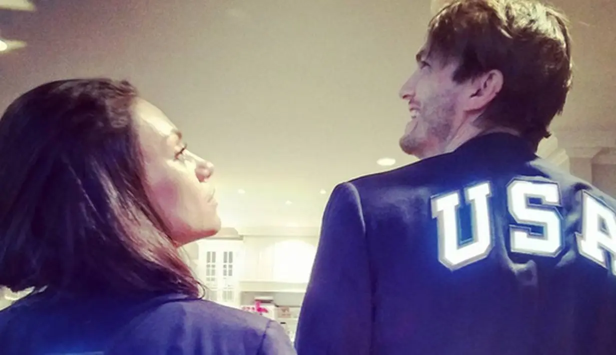 Pasangan Mila Kunis dan Ashton Kutcher kini telah memiliki dua orang anak, Wyatt Isabelle Kutcher dan Dimitri Portwood Kutcher. Namun sayangnya, Mila dan Ashton enggan memperlihatkan wajah sang anak. (Instagram/aplusk)