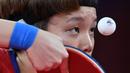 Atlet tenis meja asal Hong Kong, Doo Hoi-kem melakukan servis kepada Mima Ito Jepang dalam pertandingan semifinal tenis meja beregu putri pada Olimpiade Tokyo 2020 di Tokyo Metropolitan Gymnasium, Selasa (3/8/2021). (Foto: AFP/Adek Berry)