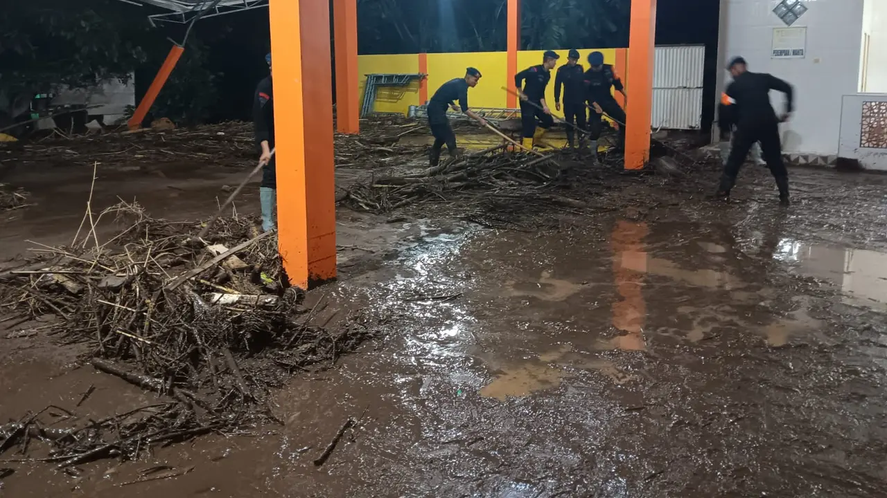 Petugas gabungan  bersihkan salah satu masjid di Desa Kendit yang terdampak banjir bandang (Istimewa)