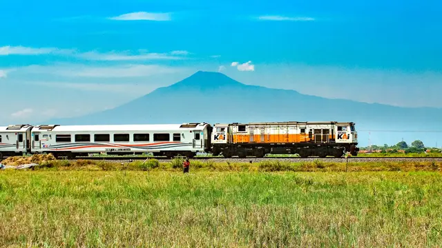 KAI terus melakukan penanganan prasarana secara intensif di titik-titik terdampak dengan mengerahkan ratusan personel prasarana dan operasional seiring lintasan kereta di Daop 4 Semarang dan Daop 1 Jakarta terdampak banjir. (Foto: KAI)