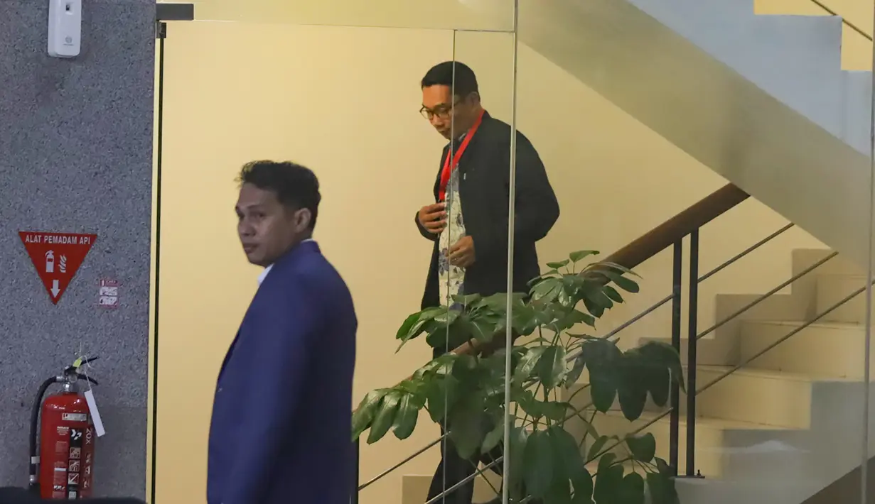 Mantan Gubernur Jawa Barat Ridwan Kamil (kanan) bersiap meninggalkan Gedung Merah Putih Komisi Pemberantasan Korupsi (KPK), Jakarta, Selasa (2/12/2025). Mantan Gubernur Jawa Barat, Ridwan Kamil diperiksa penyidik Komisi Pemberantasan Korupsi (KPK), Selasa (2/12/2025). (merdeka.com/Arie Basuki)