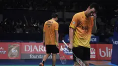 Ganda putra, Hendra/Ahsan tertunduk usai dikalahkan Fu Haifeng/Zhang Nan asal Tiongkok di semifinal BCA Indonesia Open Super Series Premier 2015, di Jakarta, Sabtu (6/6/2015). Fu Haifeng/Zhang Nan 20-22, 21-18 dan 15-21. (Liputan6.com/Herman Zakharia)
