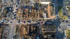 Sejumlah bangunan hancur setelah diterjang tornado di Mayfield, Kentucky, Amerika Serikat, 11 Desember 2021. Sebanyak 78 orang tewas, dengan lebih dari 70 di antaranya di Kentucky saja, setelah serangkaian tornado mengamuk di lima negara bagian. (Ryan C. Hermens/Lexington Herald-Leader via AP)