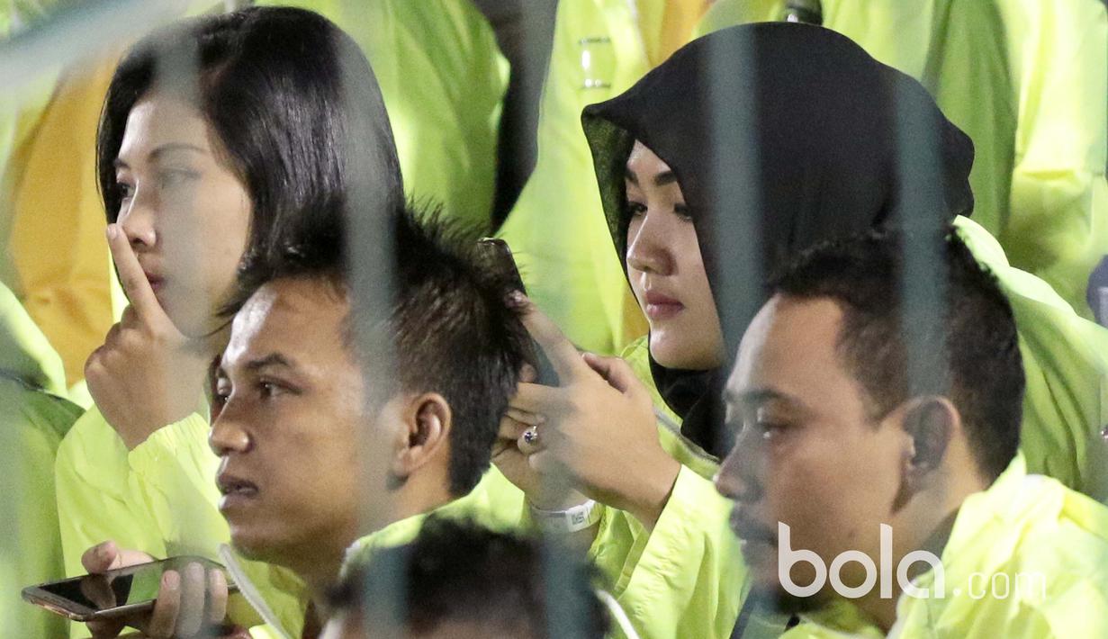 Seorang Polwan sibuk memotret  suasana pertandingan Bhayangkara FC melawan Semen Padang pada babak delapan besar Piala Presiden 2017 di Stadion Manahan, Solo, (26/2/2017). (Bola.com/Nicklas Hanoatubun) 