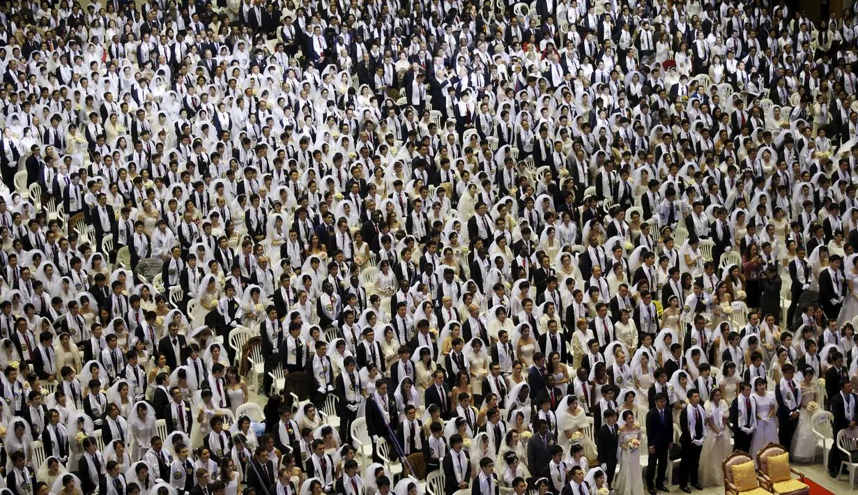 Ribuan pasangan mengambil bagian dalam pernikahan massal oleh Gereja Unifikasi Korea Selatan, Sabtu (20/02). Sebanyak 3.000 pasangan dari 62 negara ikut serta dalam acara ini.( REUTERS / Kim Hong - Ji)