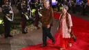 Perdana Menteri Singapura Lee Hsien Loong, kiri, dan istrinya Ho Ching tiba untuk menghadiri Gala Dinner KTT ke-43 ASEAN di Hutan Kota GBK, Jakarta, Rabu (6/9/2023). (Mast Irham/Pool Photo via AP)