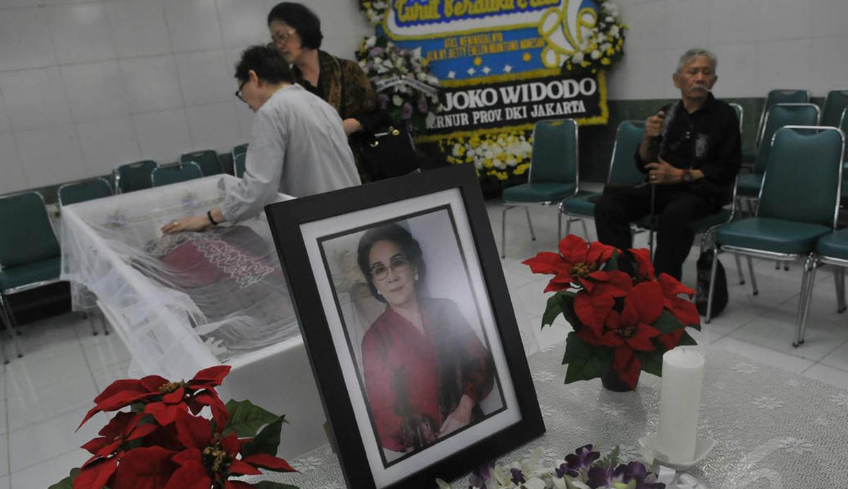 Jenazah Hetty Evelyn disemayamkan di rumah duka Rumah Sakit Pusat Angkatan Darat (RSPAD) Gatot Subroto, Jakarta, (4/9/14). (Liputan6.com/Johan Tallo)