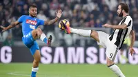 Penyerang Juventus, Gonzalo Higuain berebut bola dengan pemain Napoli Lorenzo Insigne pada pertandingan liga Italia Seri A, saat Juventus menjamu Napoli di Stadion Juventus, Turin, Italia (29/10). (Reuters/Giorgio Perottino)