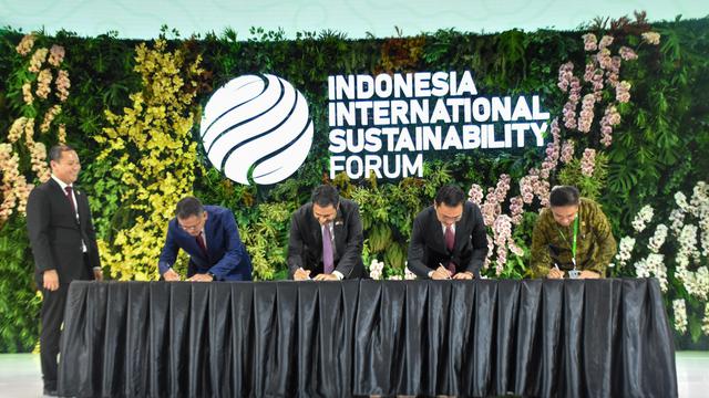 Penandatanganan Perjanjian Pembelian Hidrogen Hijau antara PLN dengan PT Pupuk Indonesia (Persero) dan ACWA Power dalam agenda Indonesia International Sustainability Forum (IISF) 2024. (Dok PLN)