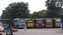 Sejumlah bus AKAP terparkir di terminal Kalideres, Jakarta Barat, Kamis (30/7/2020). Pemerintah Provinsi DKI Jakarta  mencabut syarat wajib surat izin keluar masuk (SIKM) bagi pengguna transportasi umum jarak jauh membawa angin segar di industri transportasi darat. (Liputan6.com/Angga Yuniar)