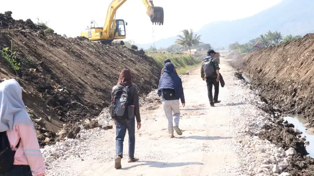 Seniman Himpunan Sastrawan Dramawan Garut (Hisdraga) nampak menikmati perjalanan pagi menyusuri jalur reaktivasi kereta Garut Kota-Cibatu