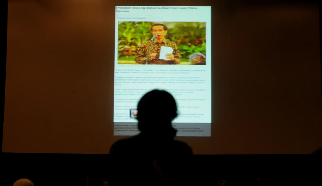 Salah satu pewarta meliput diskusi "Assessing President Joko Widodo's Visits to Japan and China" yang dihelat di SCTV Tower, Jakarta,Rabu (1/4/2015). (Liputan6.com/Helmi Fithriansyah)