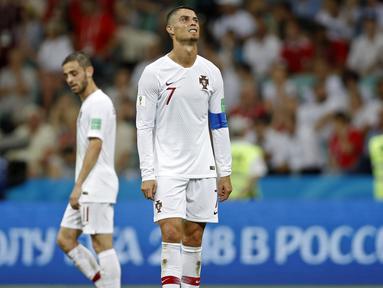Raut sedih dan kecewa dari Cristiano Ronaldo setelah Portugal kalah dari Uruguay pada laga 16 besar Piala Dunia 2018 di Fisht Stadium, Sochi, Rusia, (30/6/2018). Portugal kalah 1-2 dari Uruguay. (AP/Francisco Seco)