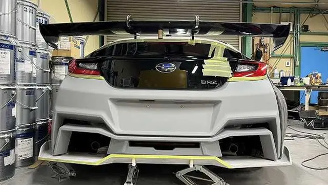 Bagian belakang menjadi lebih agresif dengan bumper dan rear wing baru