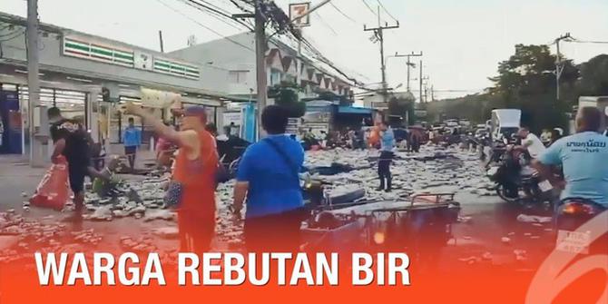 VIDEO: Truk Terbalik, 80.000 Bir Kaleng Jadi Rebutan Warga