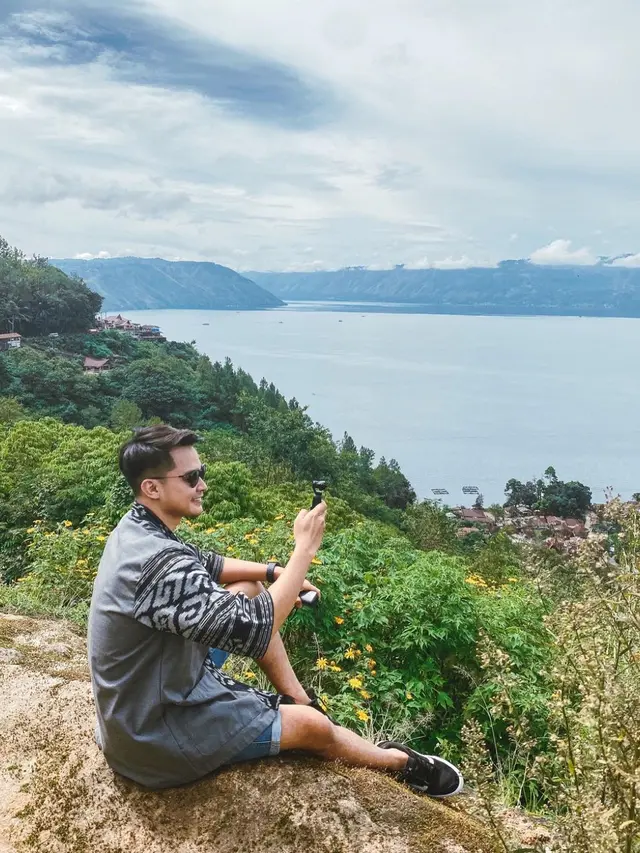 7 Momen Seru Liburan Aiman Ricky Ke Pulau Samosir, Tampil Pakai Topi Batak