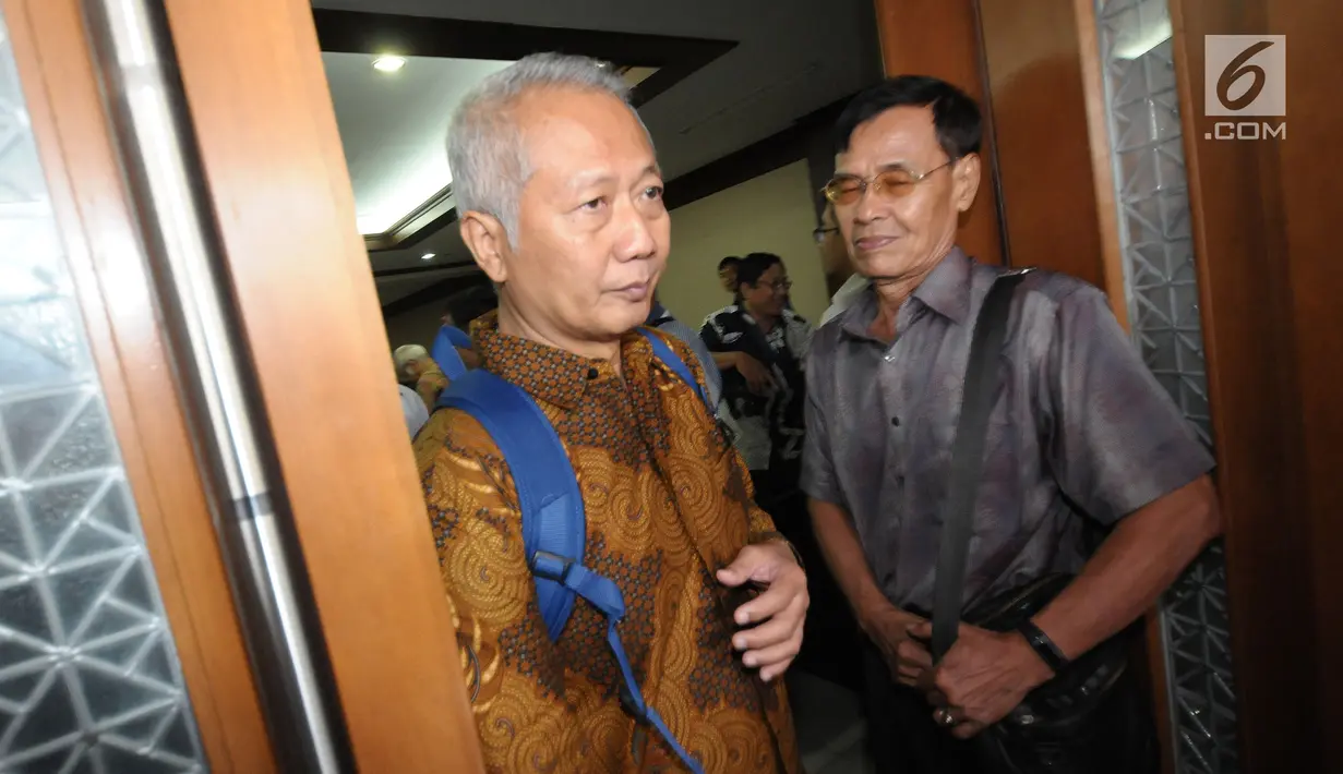 Terdakwa suap perizinan dan pengadaan proyek di lingkungan Ditjen Hubla TA 2016-2017 Antonius Tonny Budiono bersiap meninggalkan ruang sidang Pengadilan Tipikor, Jakarta, Kamis (17/5). Ia divonis lima tahun penjara. (Liputan6.com/Helmi Fithriansyah)