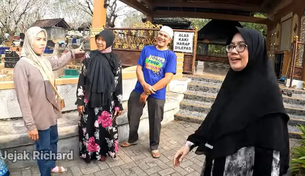 Selain ada tamu dari Belanda, ada juga tamu sobat ambyar yang sengaja datang untuk berziarah. Hj. Saputri tampak ramah kepada para penggemar suaminya. [Youtube/Jejak Richard]