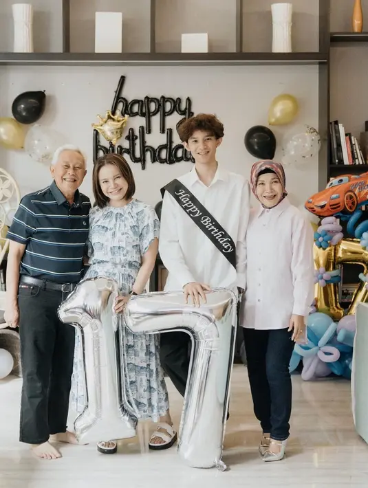 "Makin ganteng adek," tulis tkurniaaa. "kenapa berubah jadi bule bgini teh anaknya," tulis happyrainboww1212. "Anang bujang mbu @itsrossa910 makin cakep aja," tulis singyingyuandareen. [Instagram/itsrossa910]