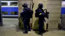 Dua pasukan militer GIGN berjaga saat menggelar latihan serangan teroris di la Gare Montparnasse, Paris (20/4). Dalam latihan tersebut Menteri Dalam Negeri Prancis Bernard Cazeneuve ikut ambil bagian. (REUTERS/MIGUEL MEDINA)