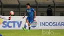 Perubahan formasi pada kubu Persib Bandung membuat permainan semakin hidup terutama kreasi dari sayap dan tengah yang dipimpin Dedi Kusnandar.  (Bola.com/Nicklas Hanoatubun)